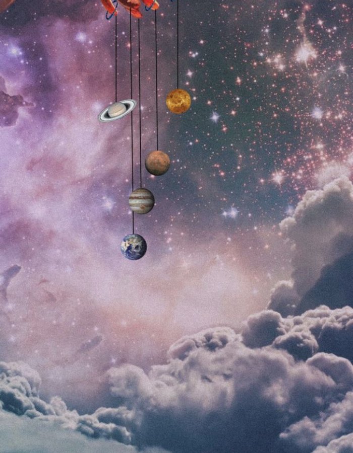Collage : une main tient les planètes du système solaire suspendues au-dessus d’un ciel nuageux