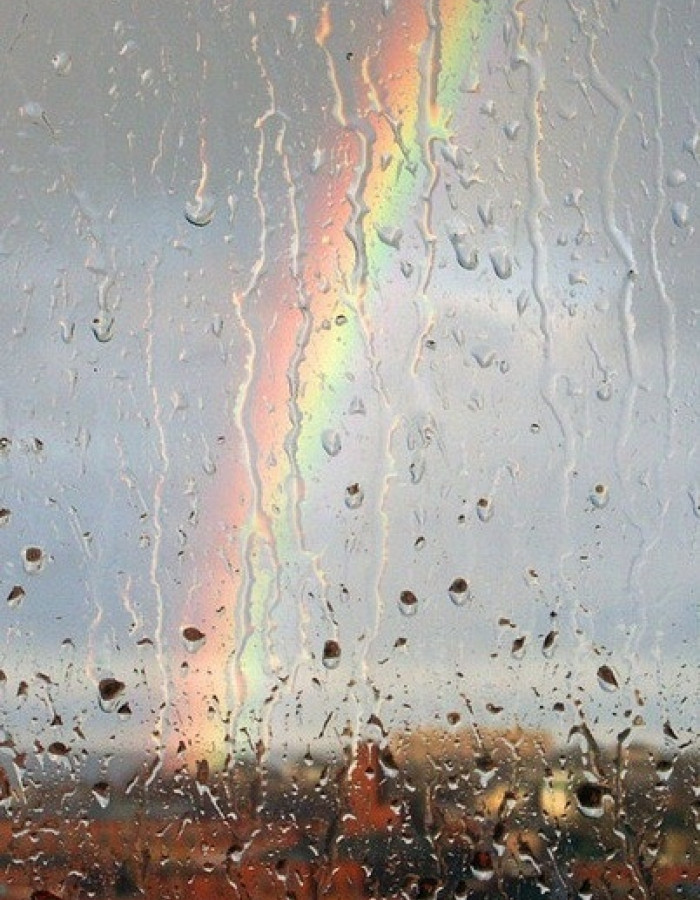 arc en ciel vu derrière une vitre