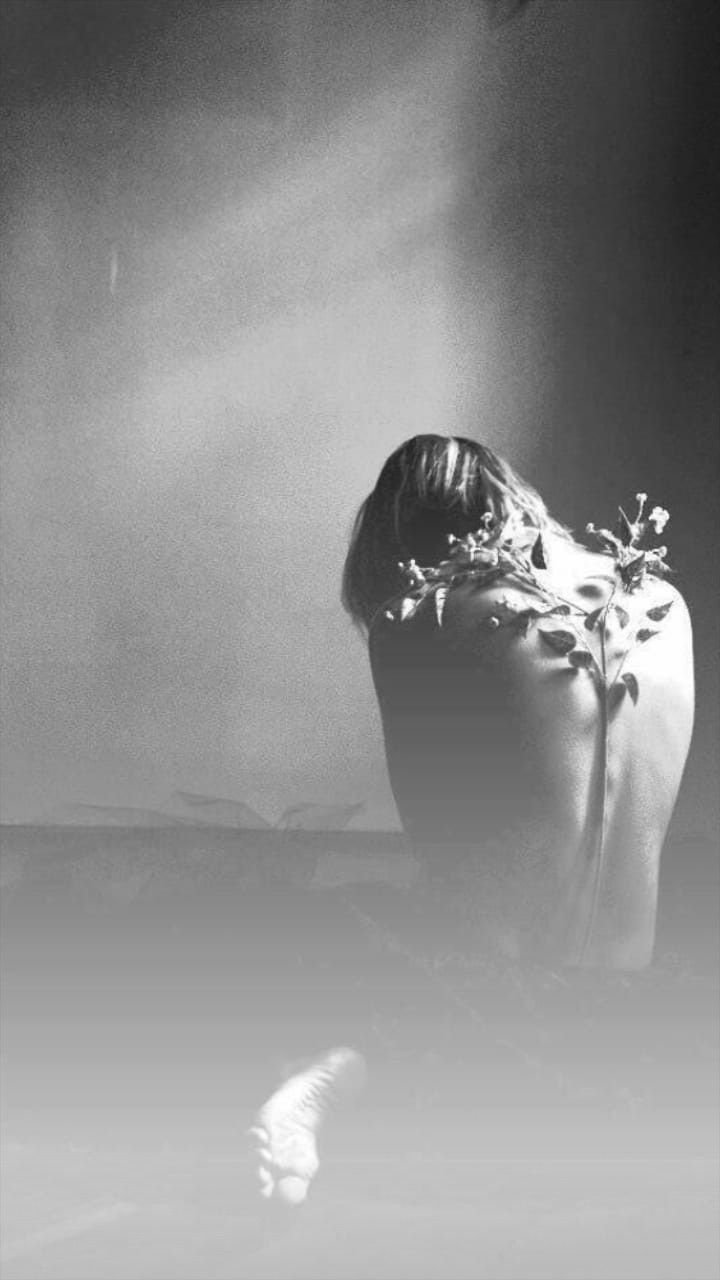 femme en noir et blanc de dos avec un bouquet dans le dos