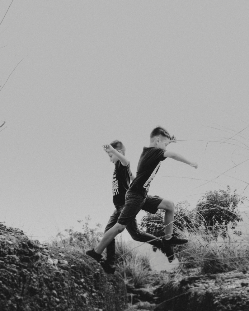 Jumeaux en noir et blanc en train de sauter
