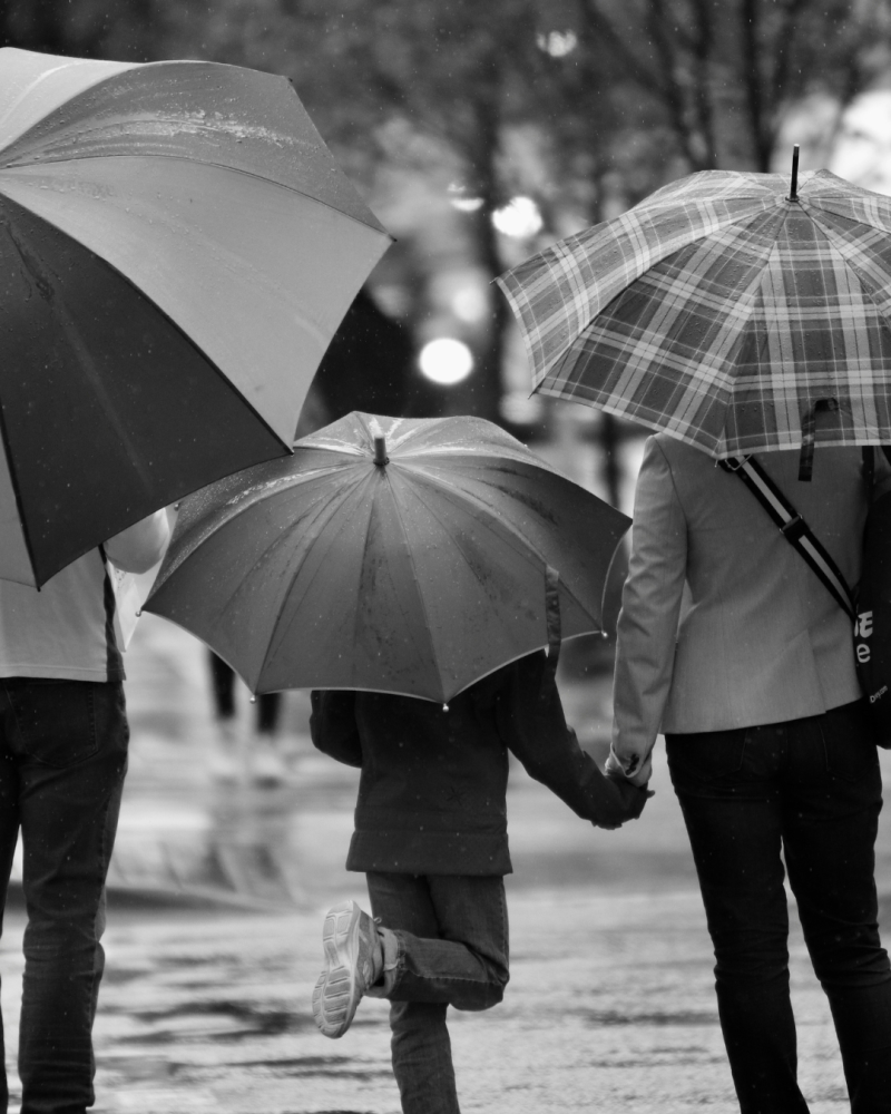 famille sous des parapluies