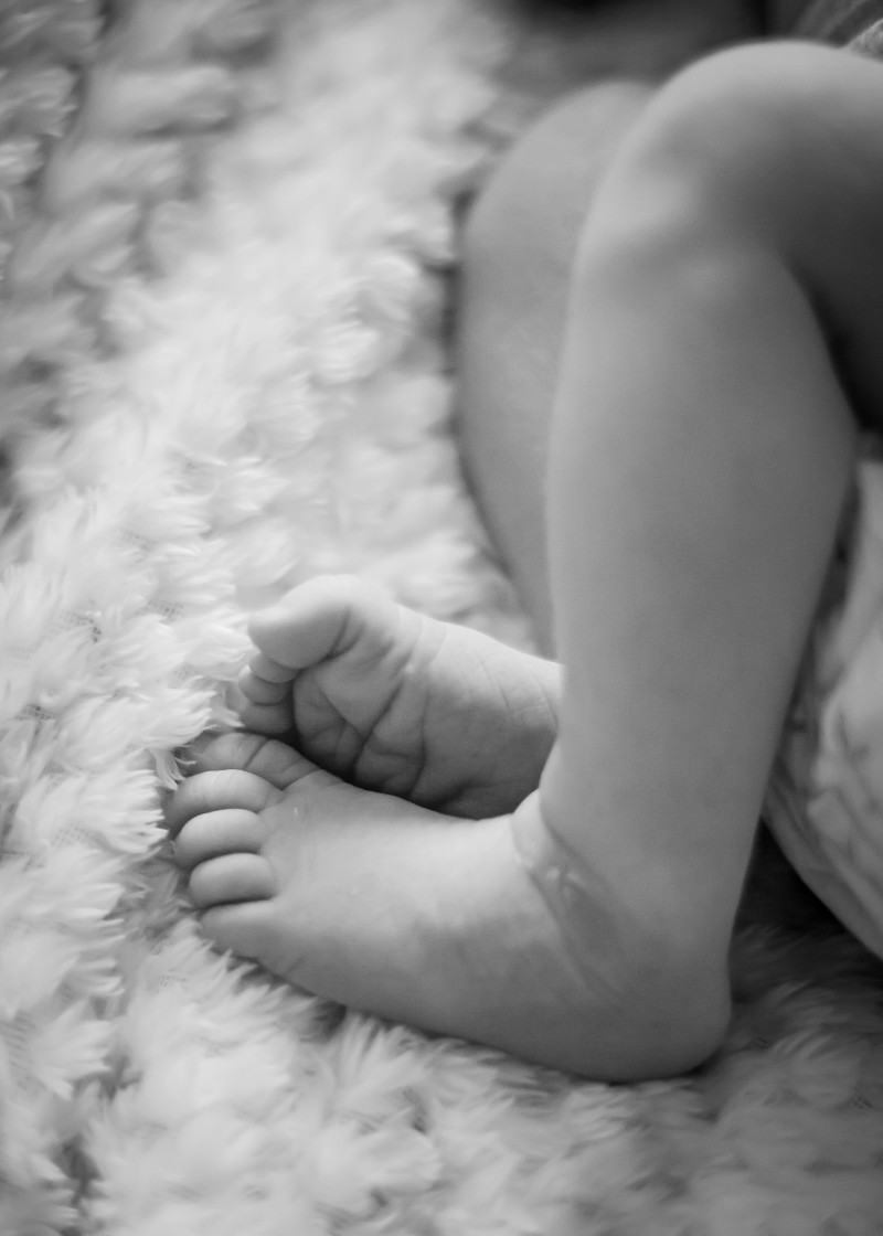 Pieds de bébé en noir et blanc