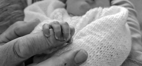 Main de bébé dans celle de sa mère