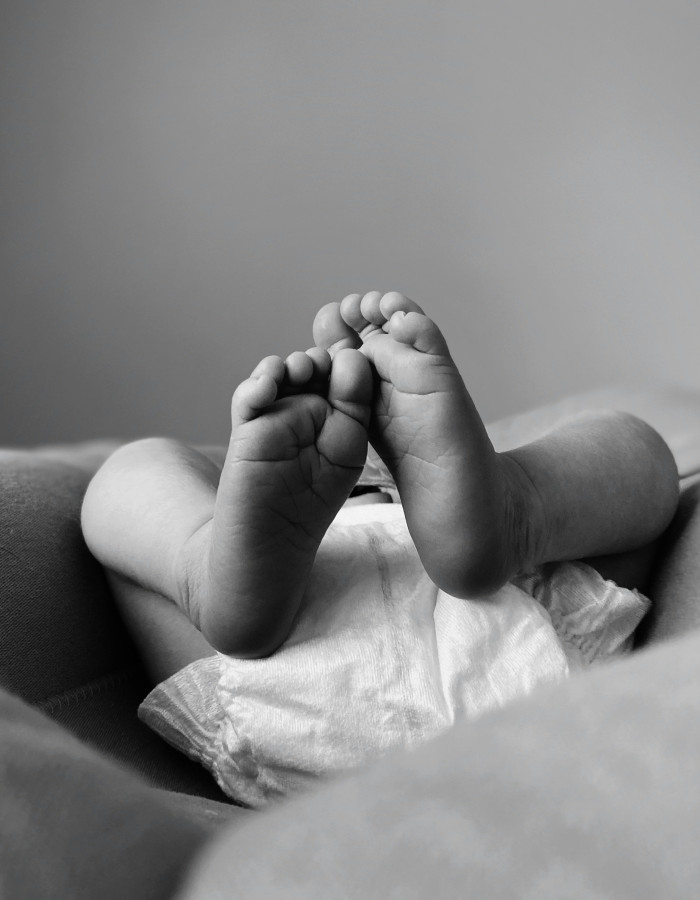 Pieds de bébé en noir et blanc