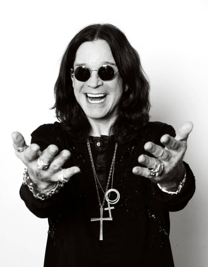 Photo d'Ozzy Osbourne en noir et blanc avec les mains tendues devant lui