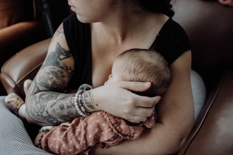 Alt="Photographie d'Anaïs fondatrice de Celeste Ceremonia tenant sa fille endormie dans ses bras utilisée pour illustrer un article du blog"