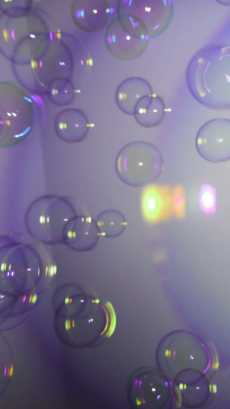 Bulles de savon sur fond violet