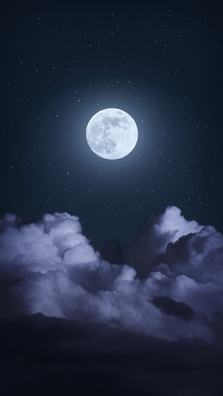 Pleine lune nuages sur ciel étoilé