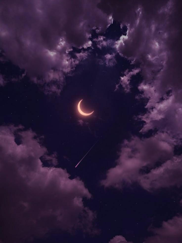 croissant de lune sur ciel violet